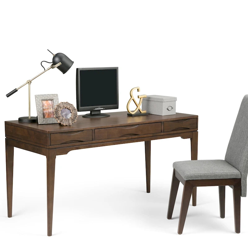 Schlichter moderner 60 Zoll breiter Schreib- und Büroschreibtisch aus Massivholz im Mid-Century-Stil