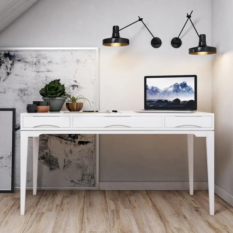 Schlichter moderner 60 Zoll breiter Schreib- und Büroschreibtisch aus Massivholz im Mid-Century-Stil