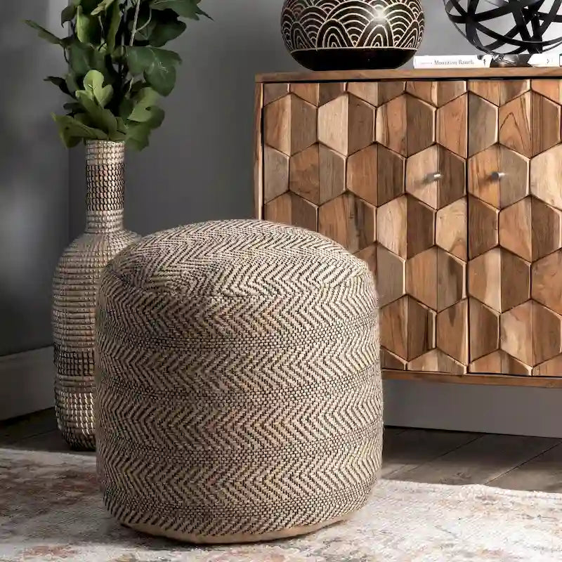 Geflochtener Jute-Hocker mit Chevron-Muster