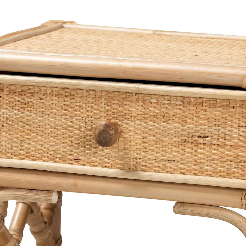 Moderner Nachttisch im Boho-Stil aus naturbraunem Rattan mit einer Schublade