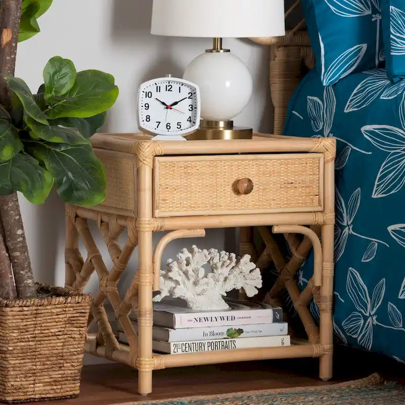 Moderner Nachttisch im Boho-Stil aus naturbraunem Rattan mit einer Schublade