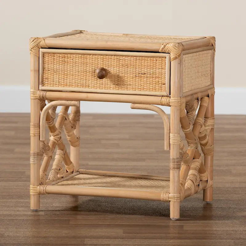 Moderner Nachttisch im Boho-Stil aus naturbraunem Rattan mit einer Schublade