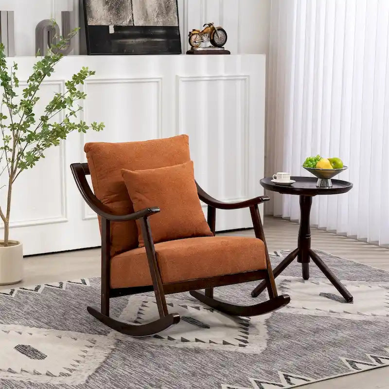 Moderne schommelstoel met geweven stoffen bekleding en frame van massief hout